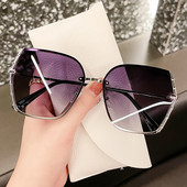 Μοντέρνα γυναικεία γυαλιά ηλίου με μεταλλικό σκελετό