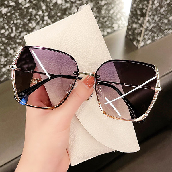 Μοντέρνα γυναικεία γυαλιά ηλίου με μεταλλικό σκελετό
