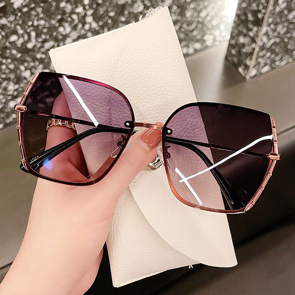 Μοντέρνα γυναικεία γυαλιά ηλίου με μεταλλικό σκελετό