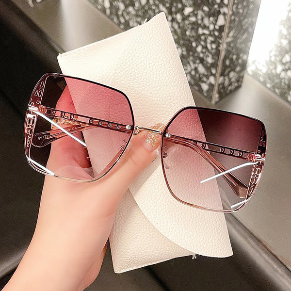 Uus õhukeste raamide ja ruudukujuliste naiste prillide mudel