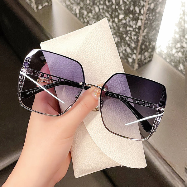 Uus õhukeste raamide ja ruudukujuliste naiste prillide mudel