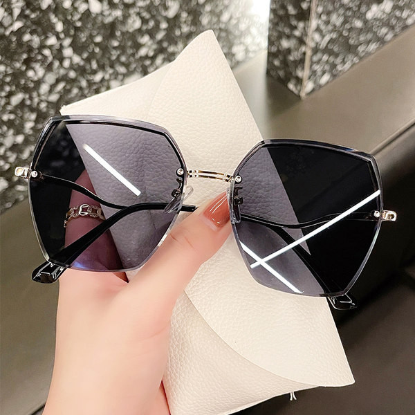 Õhukese metallraamiga naiste päikeseprillid