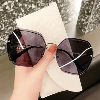 Moodsad õhukeste metallraamidega ja UV-kaitsega naiste prillid