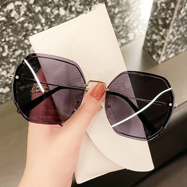 Moodsad õhukeste metallraamidega ja UV-kaitsega naiste prillid