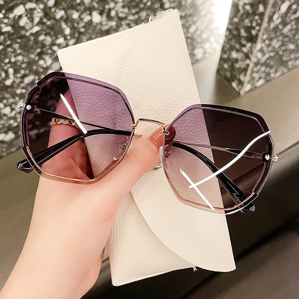 Moodsad õhukeste metallraamidega ja UV-kaitsega naiste prillid