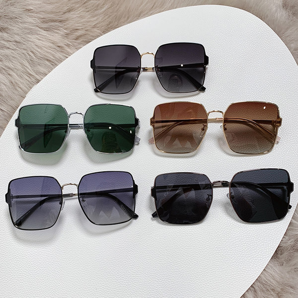 Tavalised metallraamiga päikeseprillid