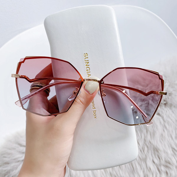 Ženske moderne naočale sa staklima u boji