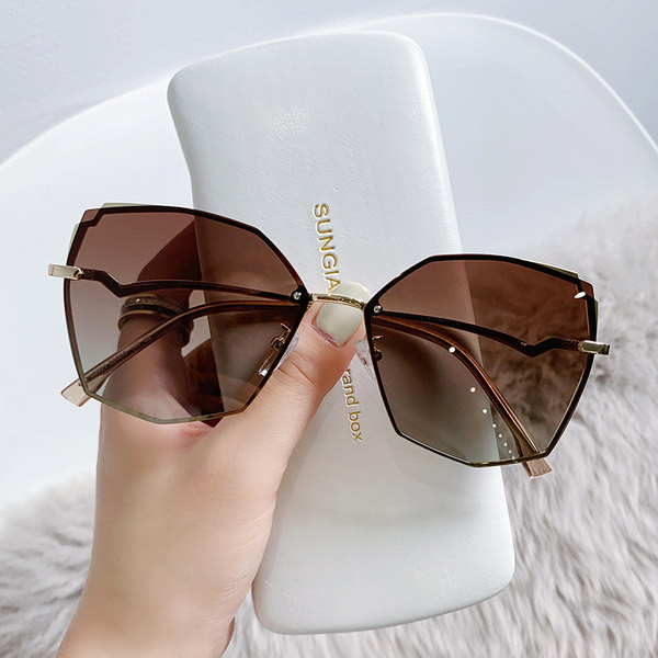 Ženske moderne naočale sa staklima u boji