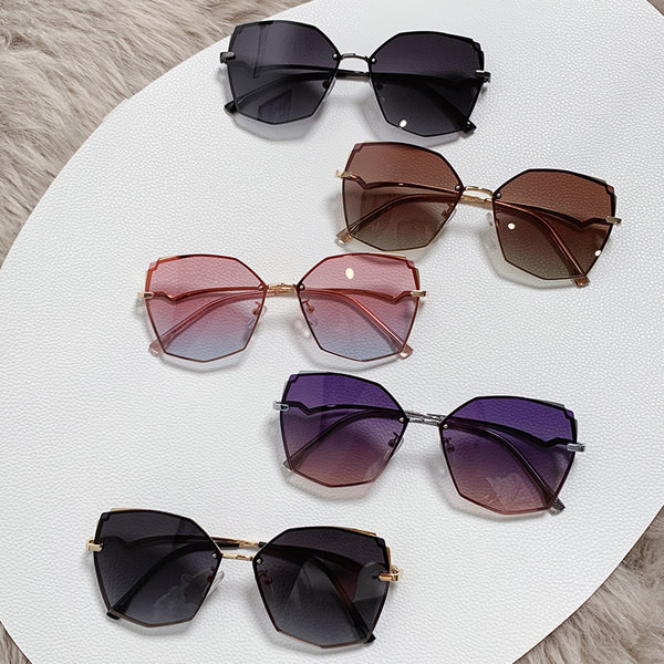 Ženske moderne naočale sa staklima u boji