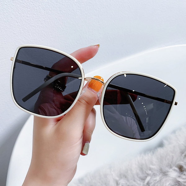 Γυναικεία ρετρό γυαλιά με λεπτό σκελετό