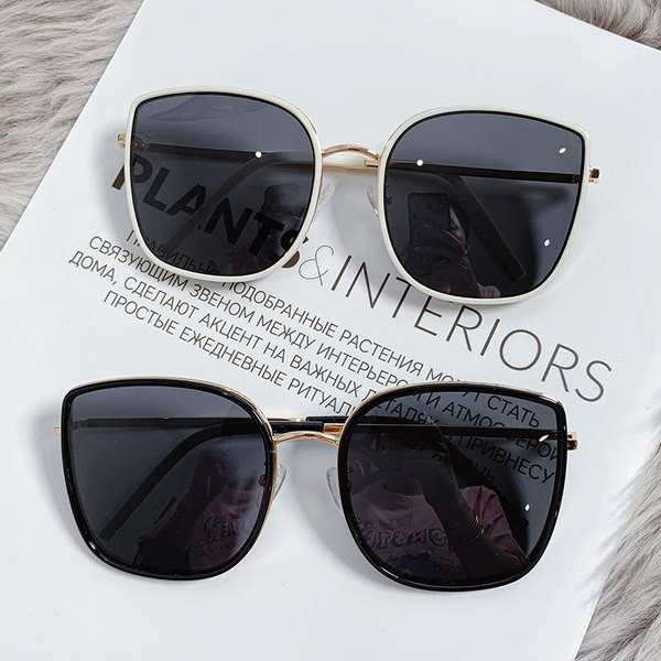 Γυναικεία ρετρό γυαλιά με λεπτό σκελετό