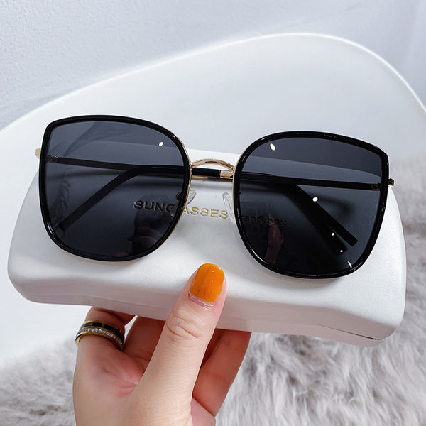 Γυναικεία ρετρό γυαλιά με λεπτό σκελετό