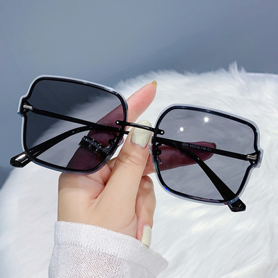 Κομψά τετράγωνα γυαλιά ηλίου για γυναίκες με προστασία UV