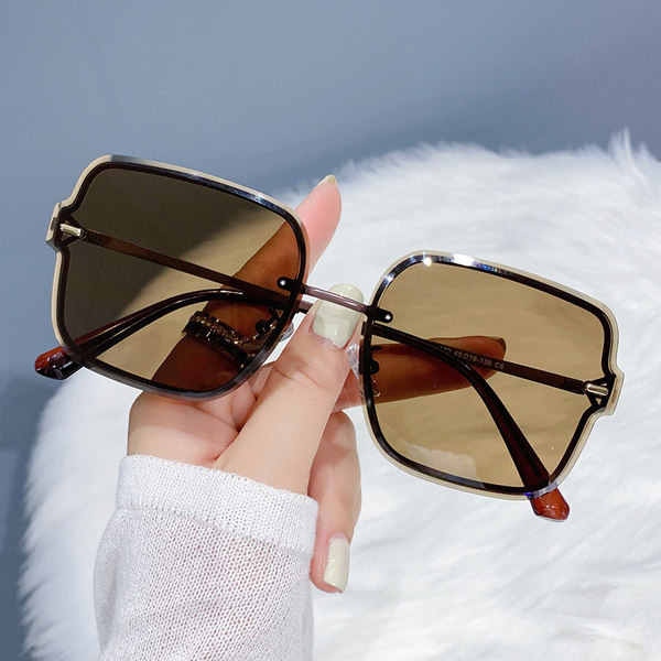 Κομψά τετράγωνα γυαλιά ηλίου για γυναίκες με προστασία UV