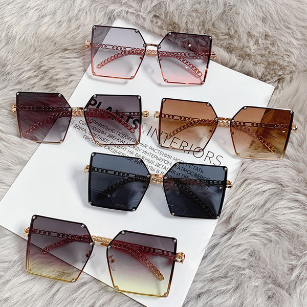 Mittestandardse raamiga naiste päikeseprillid