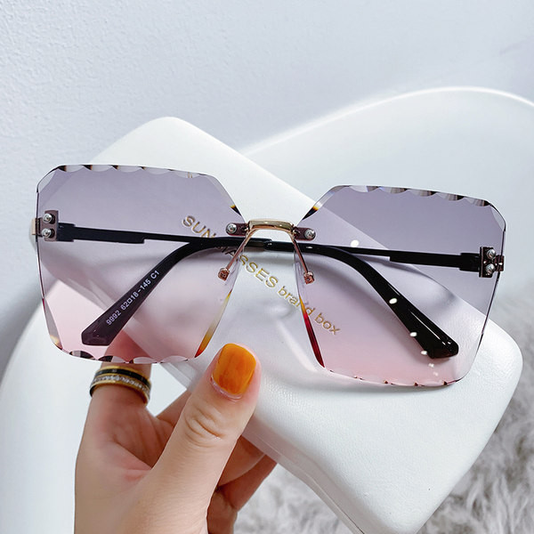 Moodsate ruudukujuliste päikeseprillide uus mudel