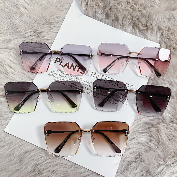 Moodsate ruudukujuliste päikeseprillide uus mudel