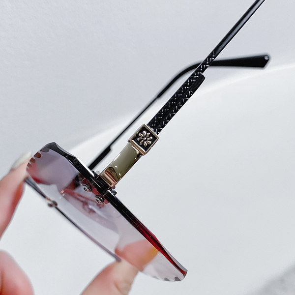 Moodsate ruudukujuliste päikeseprillide uus mudel