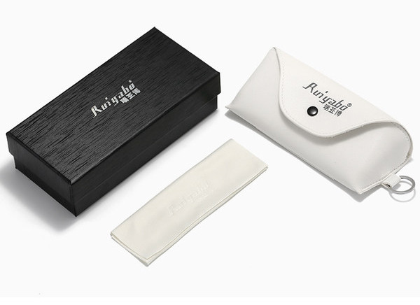 Naiste kaasaegsed õhukeste metallraamidega prillid