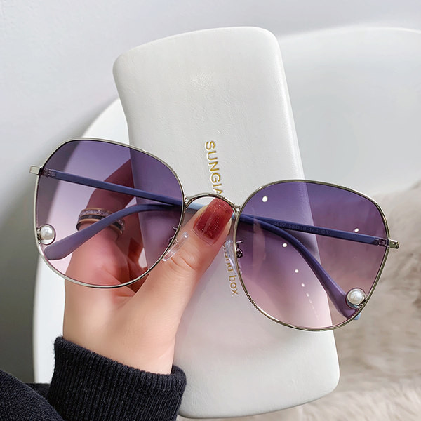 Naiste kaasaegsed õhukeste metallraamidega prillid