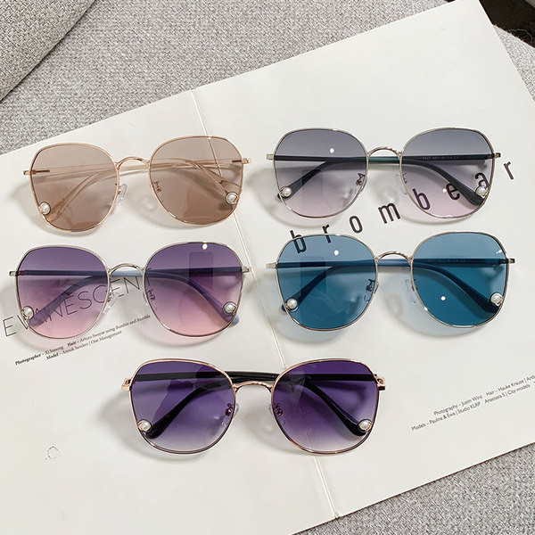 Naiste kaasaegsed õhukeste metallraamidega prillid