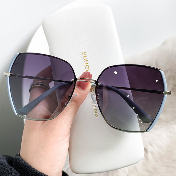 Ümmargused õhukeste raamidega prillid - naistele