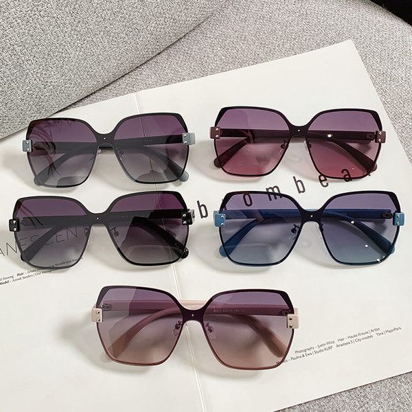 UV-kaitsega naiste päikeseprillid - ruudu kuju