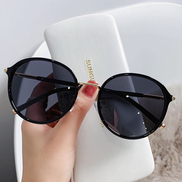 Õhukeste raamidega ja ümara kujuga naiste prillid