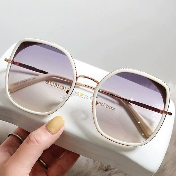 Moodsad suurte ümarate klaasidega naiste prillid