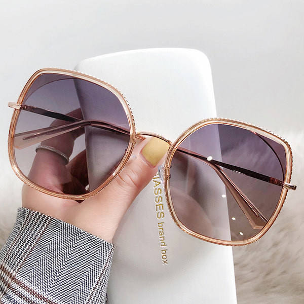 Moodsad suurte ümarate klaasidega naiste prillid