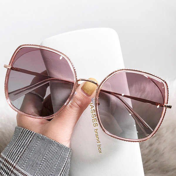 Moodsad suurte ümarate klaasidega naiste prillid