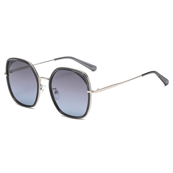 Moodsad suurte ümarate klaasidega naiste prillid