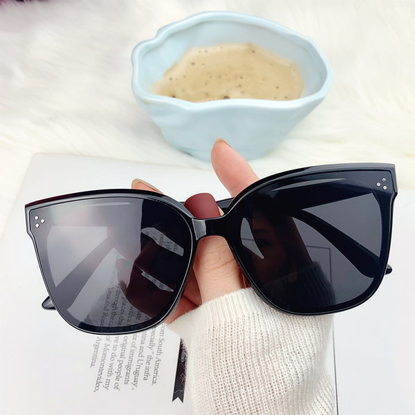 Spalvoti akiniai nuo saulės plastikiniais rėmeliais