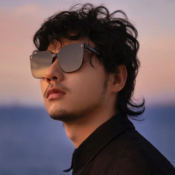 Spalvoti akiniai nuo saulės plastikiniais rėmeliais