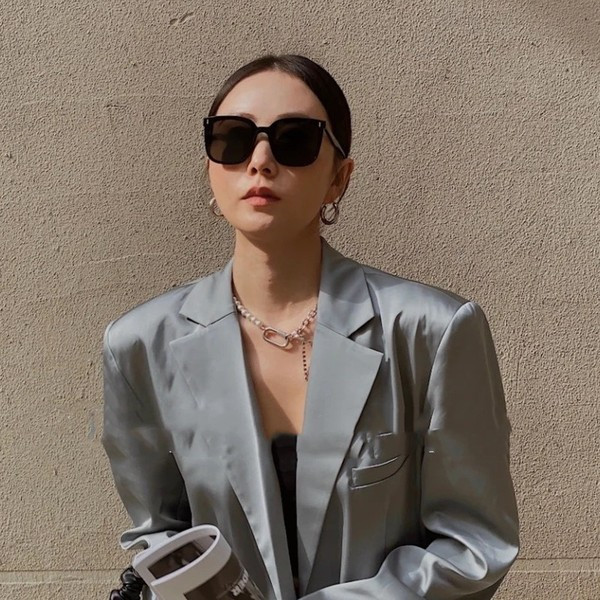 Spalvoti akiniai nuo saulės plastikiniais rėmeliais