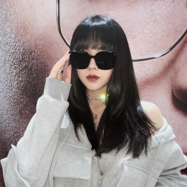 Spalvoti akiniai nuo saulės plastikiniais rėmeliais