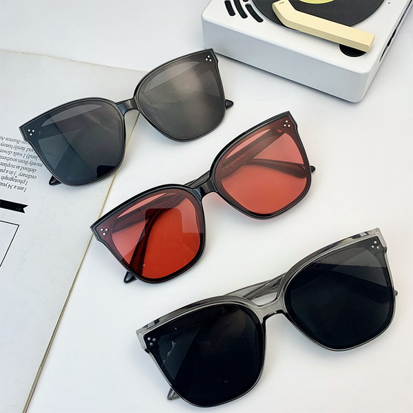 Spalvoti akiniai nuo saulės plastikiniais rėmeliais