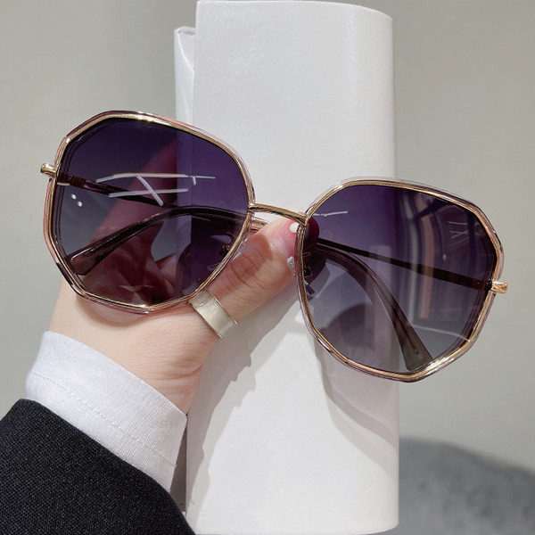 Στρογγυλά μοντέρνα γυαλιά με λεπτό σκελετό