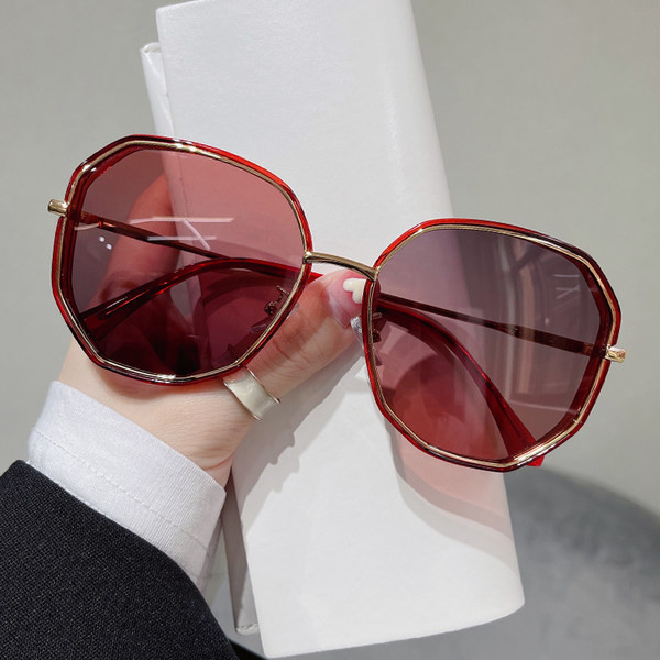 Στρογγυλά μοντέρνα γυαλιά με λεπτό σκελετό