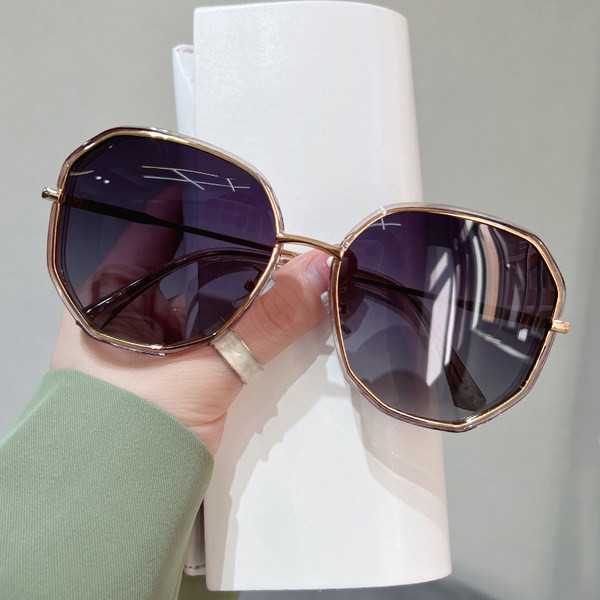 Στρογγυλά μοντέρνα γυαλιά με λεπτό σκελετό