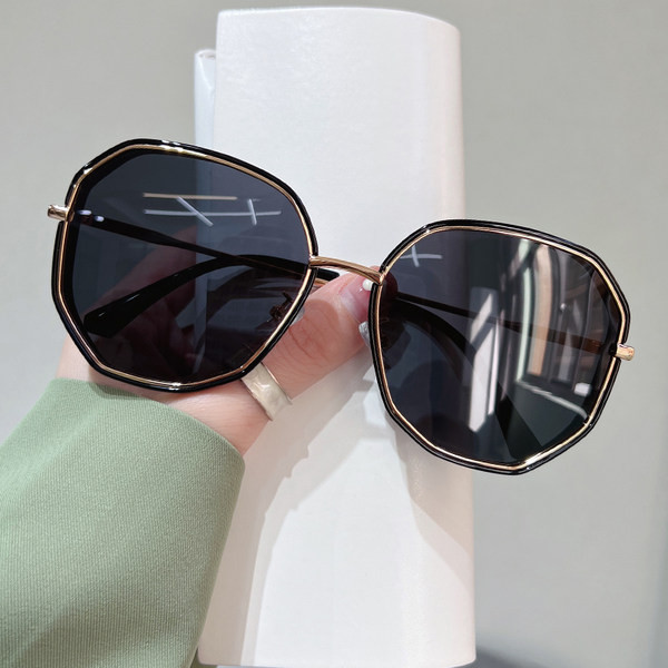 Στρογγυλά μοντέρνα γυαλιά με λεπτό σκελετό