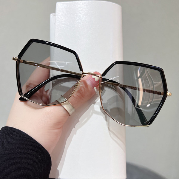 Metallraami ja UV-kaitsega vabaaja naiste päikeseprillid