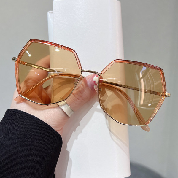 Metallraami ja UV-kaitsega vabaaja naiste päikeseprillid