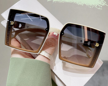 Μοντέρνα γυναικεία γυαλιά ηλίου με προστασία UV