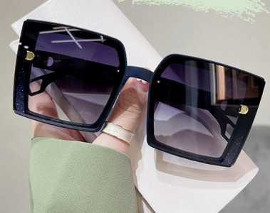Μοντέρνα γυναικεία γυαλιά ηλίου με προστασία UV
