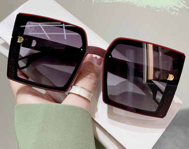 Μοντέρνα γυναικεία γυαλιά ηλίου με προστασία UV