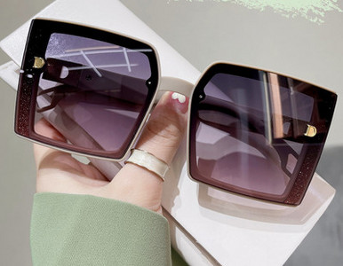 Μοντέρνα γυναικεία γυαλιά ηλίου με προστασία UV