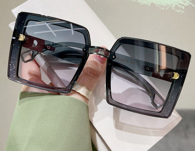 Μοντέρνα γυναικεία γυαλιά ηλίου με προστασία UV