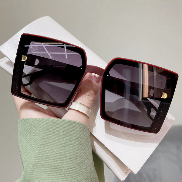 Μοντέρνα γυναικεία γυαλιά ηλίου με προστασία UV