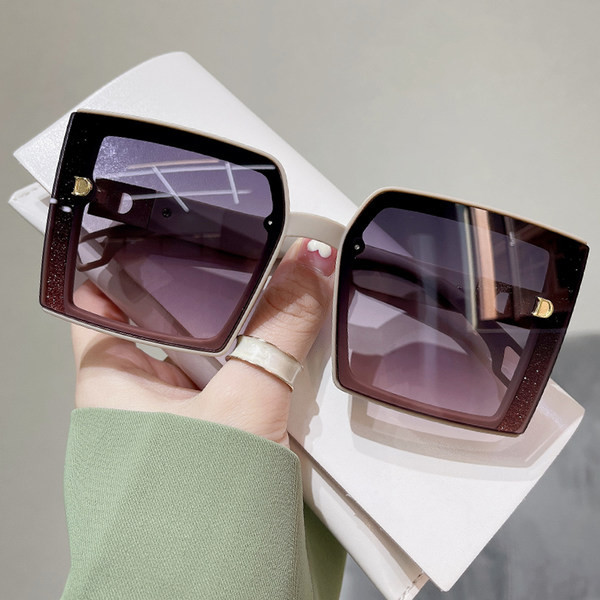 Μοντέρνα γυναικεία γυαλιά ηλίου με προστασία UV